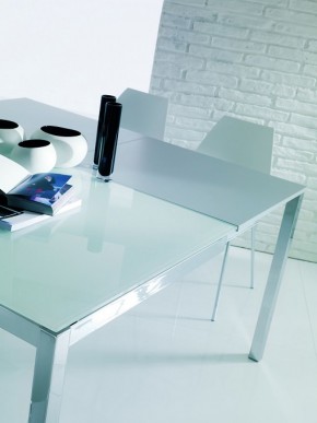 Стол MAGO (01.34) 100/140*70*Н75 см (G093/ G093/ С150 э-бел.глянц.стекло+L072 ал) в Игре - igra.ok-mebel.com | фото